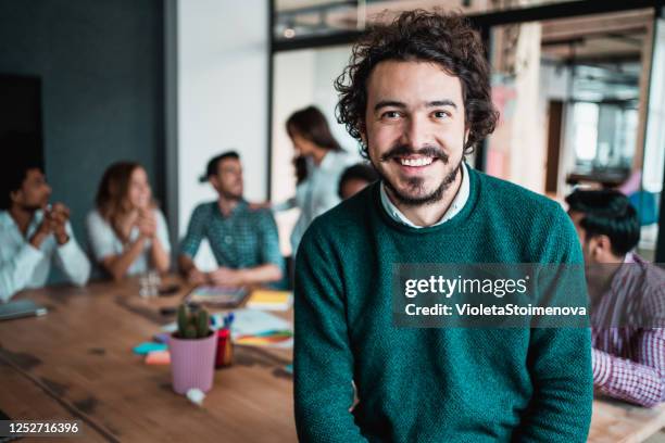 diseñador gráfico y su equipo. - estudio de diseño fotografías e imágenes de stock