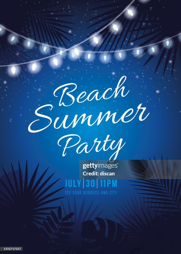 Beach Summer Party - Tropischer Hintergrund mit Nachtsternenhimmel, Palmen, Blättern und hängenden Partylichtern.