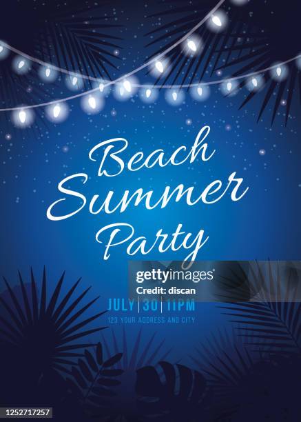 beach summer party - tropischer hintergrund mit nachtsternenhimmel, palmen, blättern und hängenden partylichtern. - summer nights stock-grafiken, -clipart, -cartoons und -symbole