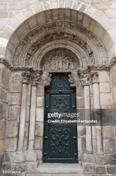 doorway south side collegiate church of santa maria del campo, romanesque-gothic style, 13th century. - relief bildbanksfoton och bilder