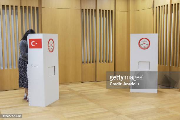 Turkish nationals residing in Korea are participating in the 28th Turkish presidential election at the polling station set up at the Turkish Embassy...