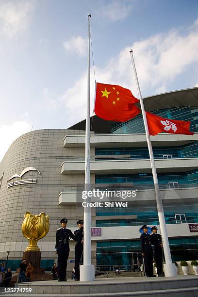 hongkong - ceremonia del alza de la bandera fotografías e imágenes de stock