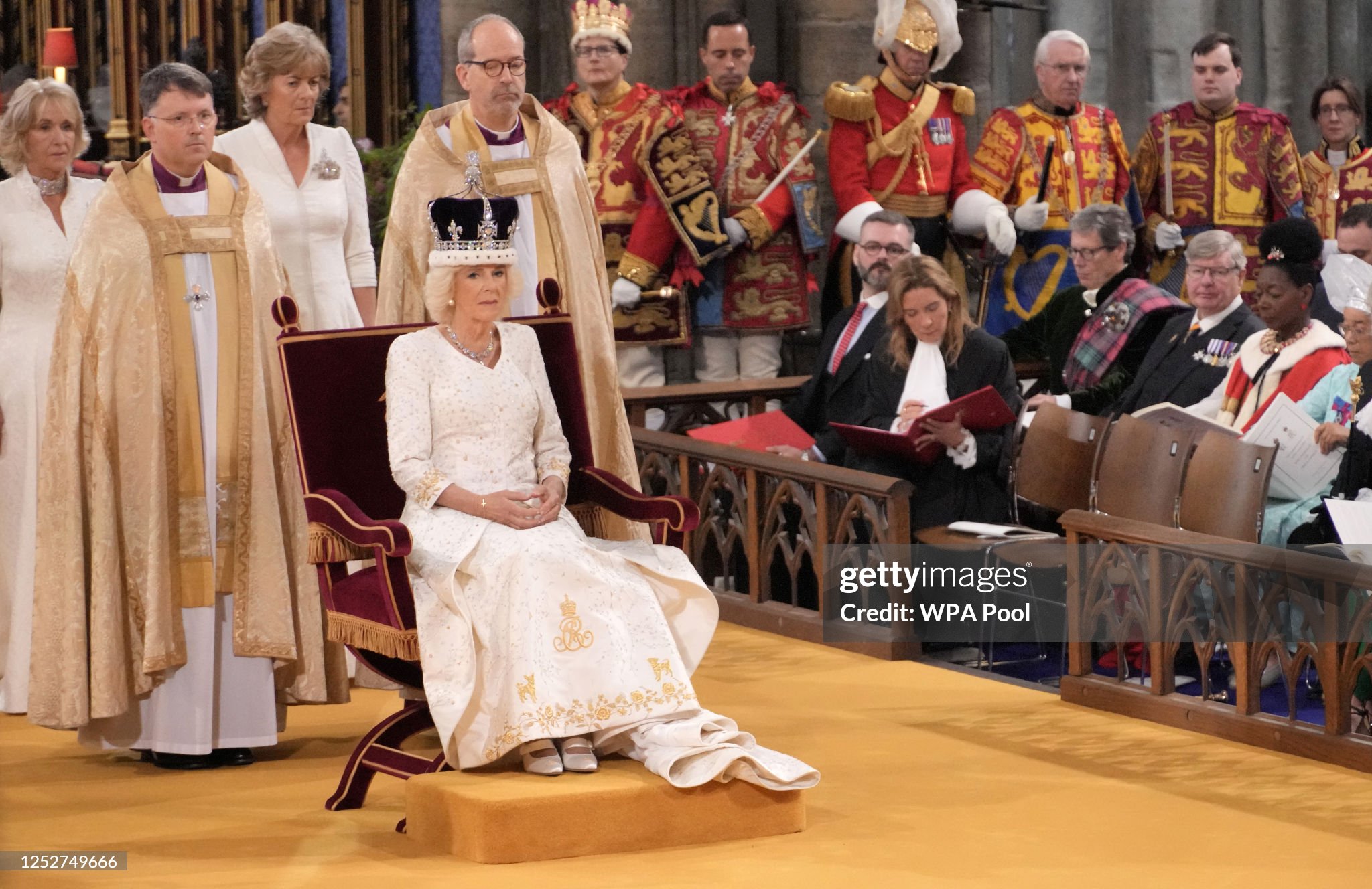 CORONACIÓN DE CARLOS III COMO REY DEL REINO UNIDO - Página 8 Queen-camilla-is-crowned-with-queen-marys-crown-during-her-coronation-ceremony-at-westminster