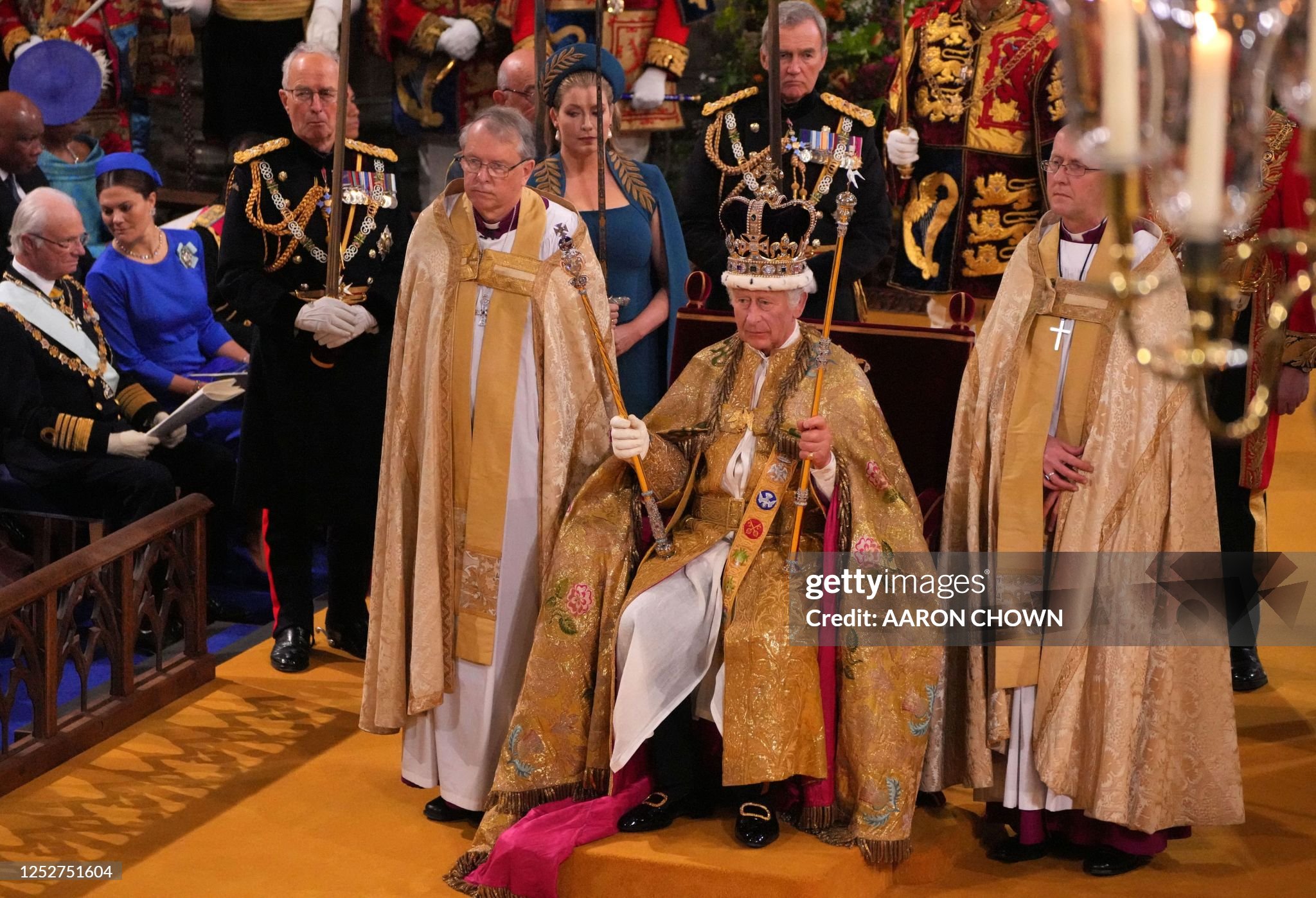 CORONACIÓN DE CARLOS III COMO REY DEL REINO UNIDO - Página 8 Topshot-britains-king-charles-iii-with-the-st-edwards-crown-on-his-head-attends-the-coronation