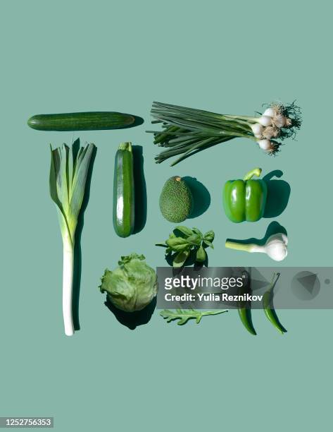 green vegetables on the green background- knolling concept - leaf vegetable 個照片及圖片檔