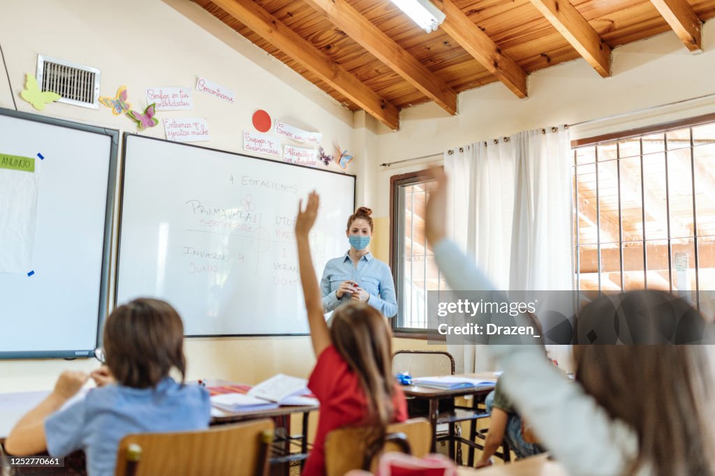 Basisonderwijs in Latijns-Amerika - leerlingen die in hun notitieboekjes in klaslokaal schrijven