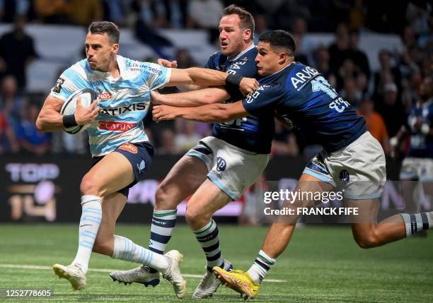 Racing 92's Argentinian left-wing Juan Imhoff runs to score a try in front of Bayonne's French fly half Camille Lopez during the French Top14 rugby...