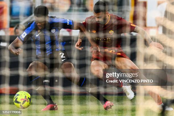 Inter Milan's Dutch midfielder Denzel Dumfries works around AS Roma's Italian defender Leonardo Spinazzola during the Italian Serie A football match...