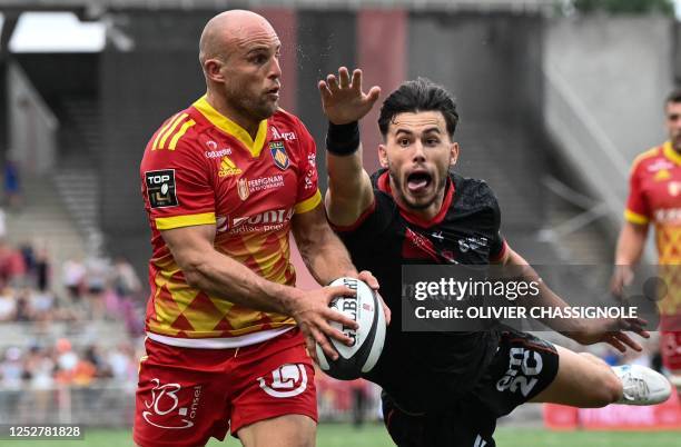 Lyon's French centre Ethan Dumortier fights for the ball Perpignan's French full-back Mathieu Acebes during the French Top14 rugby union match...