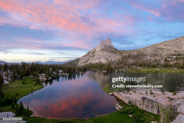 cathedral peak, yosemite - pacific crest trail photos et images de collection