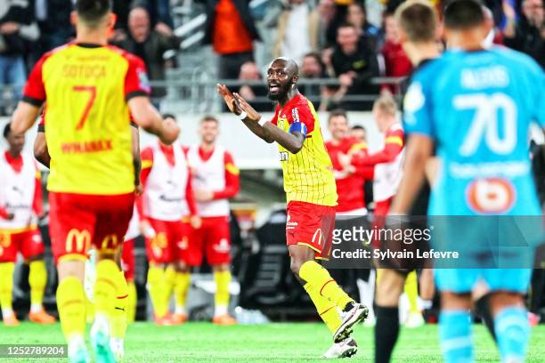 Seko Fofana of RC Lens celebrates after scoring his team's first goal during the Ligue 1 match between RC Lens and Olympique Marseille at Stade...
