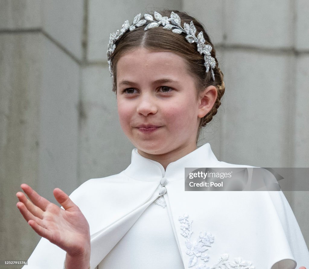 Princess Charlotte Of Wales On The Balcony Of Buckingham Palace princess-charlotte-of-wales-on-the-balcony-of-buckingham-palace