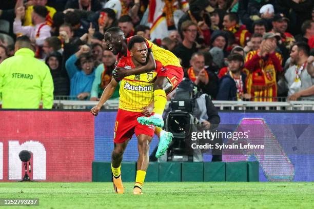 Lois Openda of RC Lens celebrates after scoring his team's second goal during the Ligue 1 match between RC Lens and Olympique Marseille at Stade...