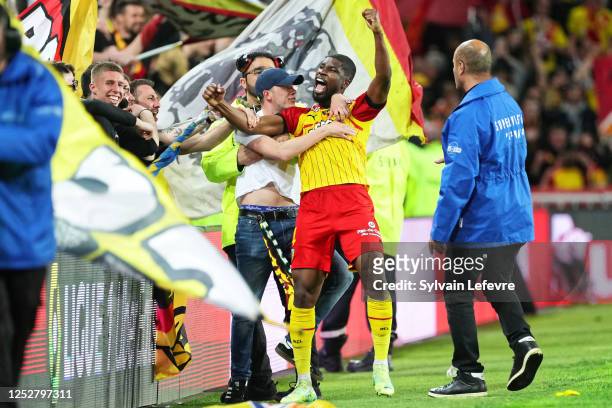 Kevin Danso of RC Lens celebrates with fans following victory during the Ligue 1 match between RC Lens and Olympique Marseille at Stade...
