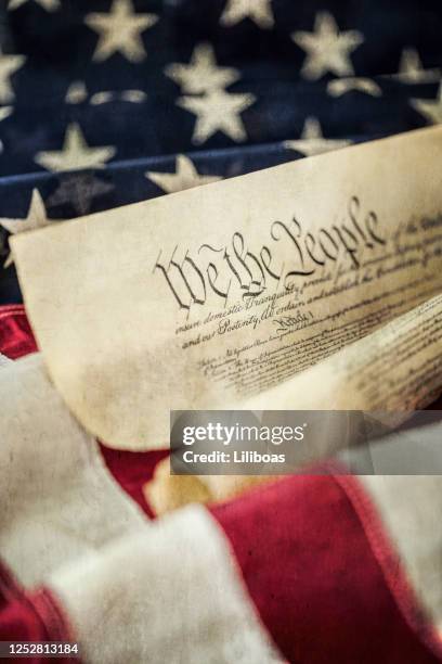 amerikanische flagge und präambel der verfassung der vereinigten staaten - verfassung stock-fotos und bilder
