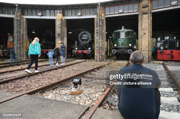 May 2023, Saxony-Anhalt, Halle : The roundhouse of the Deutsche Bahn Museum Halle is open to visitors. The Halle Tram Friends showed their historical...