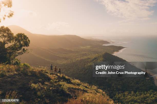 cairns hikers - australian rainforest photos et images de collection