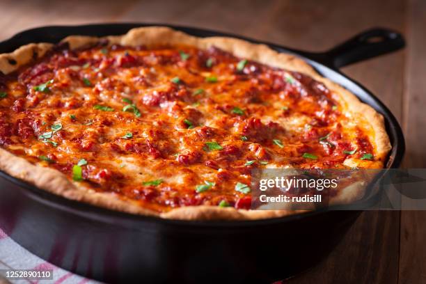 deep dish pizza - deep dish pizza stock pictures, royalty-free photos & images