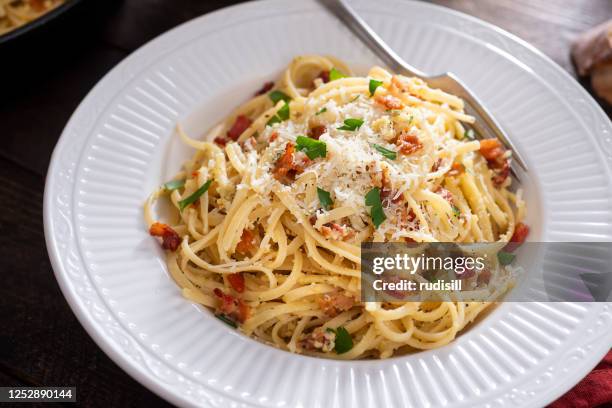 carbonara pasta - linguini fotografías e imágenes de stock