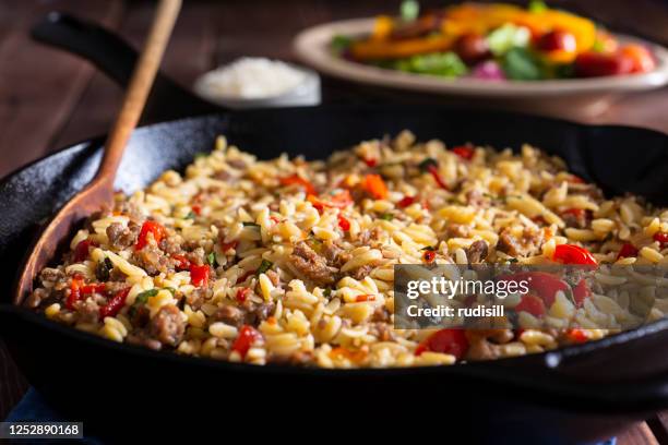 skillet de salchichas orzo - arroz comida básica fotografías e imágenes de stock
