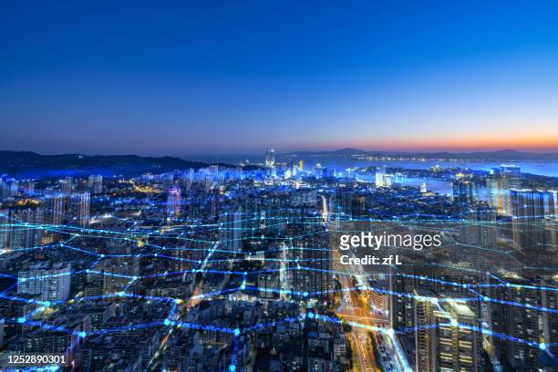 藍色網格線的城市天際線 - data city stock-fotos und bilder
