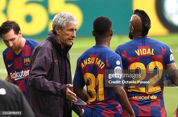 Quique Setien, Head Coach of FC Barcelona speaks with Ansu Fati and Arturo Vidal of FC Barcelona at the water break during the Liga match between RC...
