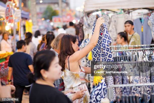 shopping tourist women on night market in chiang mai - cidade de chiang mai imagens e fotografias de stock