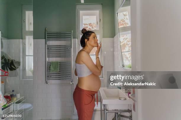 moisturizing is important - pregnant imagens e fotografias de stock