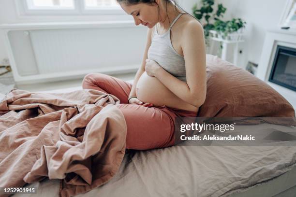 guten morgen mein süßes baby - woman holding tummy stock-fotos und bilder