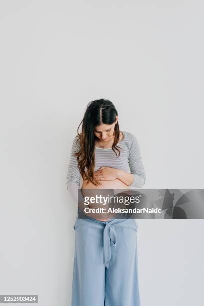 una nueva vida - embarazada fotos fotografías e imágenes de stock