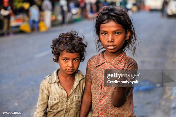 enfants indiens pauvres demandant de l’aide - aumône photos et images de collection