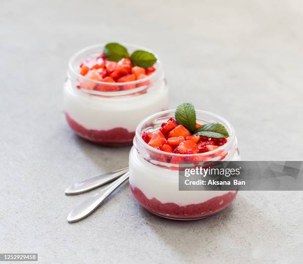 creamy berry jelly, italian dessert vanilla panna cotta with strawberries in a jar on a light background - panna cotta photos et images de collection