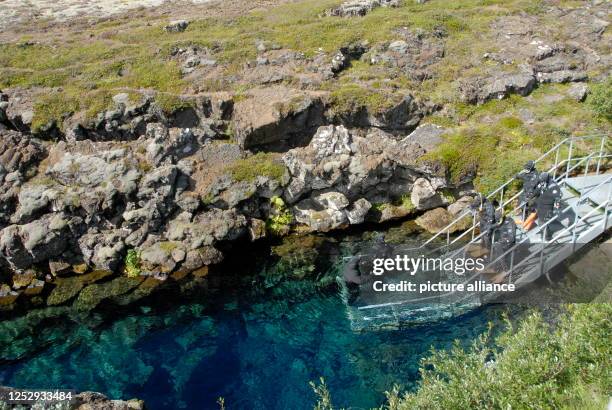 August 2022, Iceland, Thingvellir: Snorkelers prepare for their dive in the Silfra Fissure in Thingvellir National Park on the Golden Circle. The...