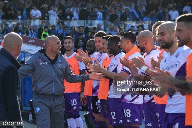 Napoli's Italian coach Luciano Spalletti taps hand with Fiorentina's Ghanaian midfielder Alfred Duncan and fellow Fiorentina players prior to the...