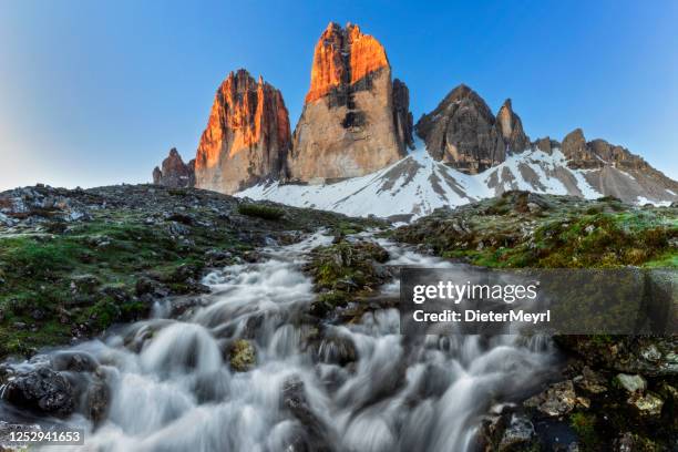 tre cime bei sonnenaufgang mit bergbach, langzeitbelichtung - dieter bach stock-fotos und bilder