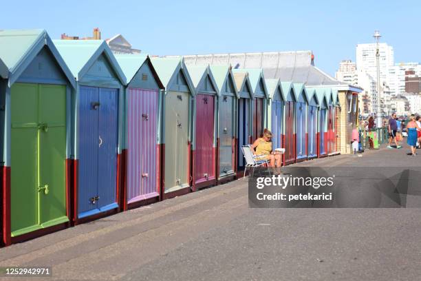 multitudes en la playa de brighton en medio de una pandemia - hove fotografías e imágenes de stock