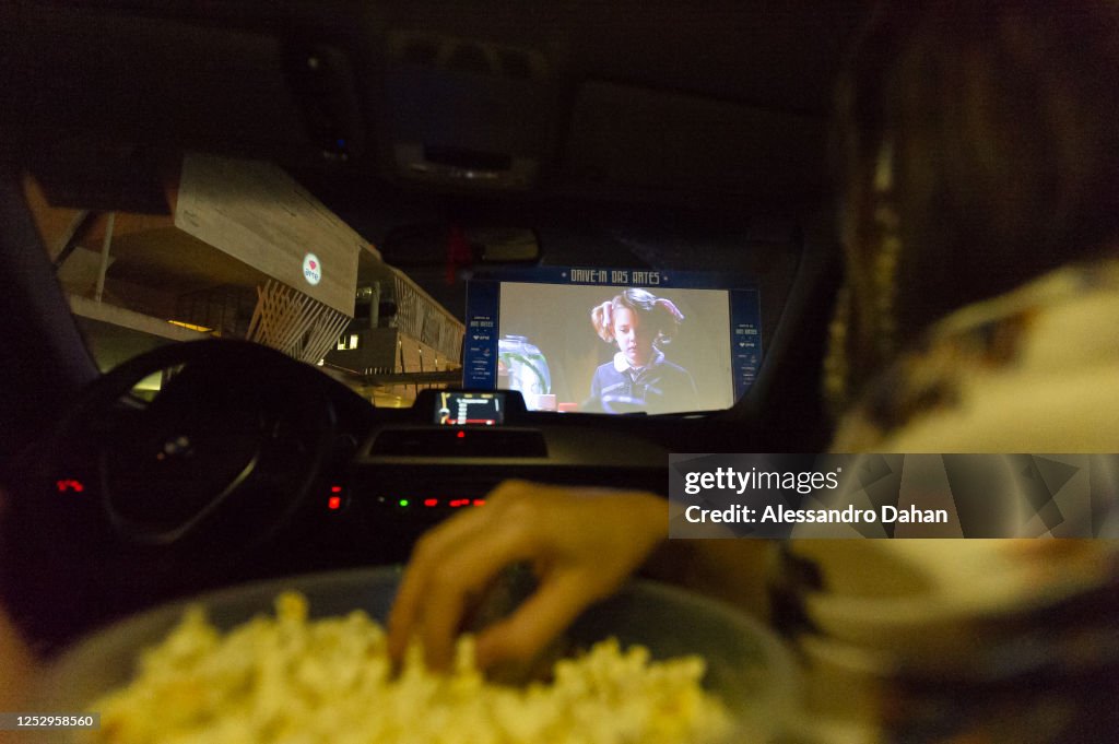 Cine Drive-In Session at Cidade das Artes Amidst the Coronavirus Pandemic