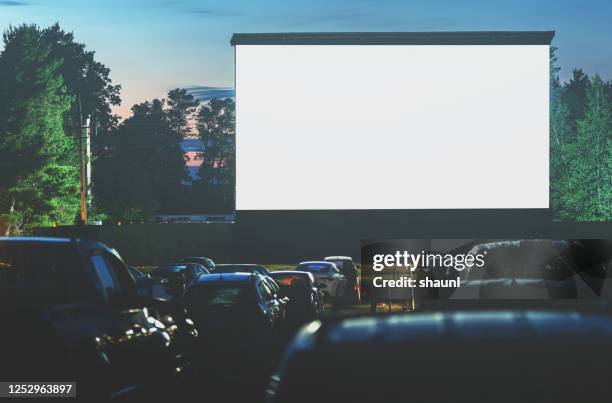 drive in movie - film screening fotografías e imágenes de stock