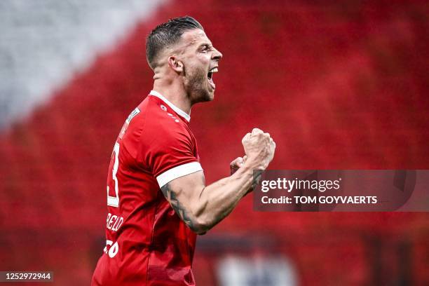 Antwerp's Belgian midfielder Toby Alderweireld celebrates after winning at the end of the "Pro League" First Division football match between Royal...