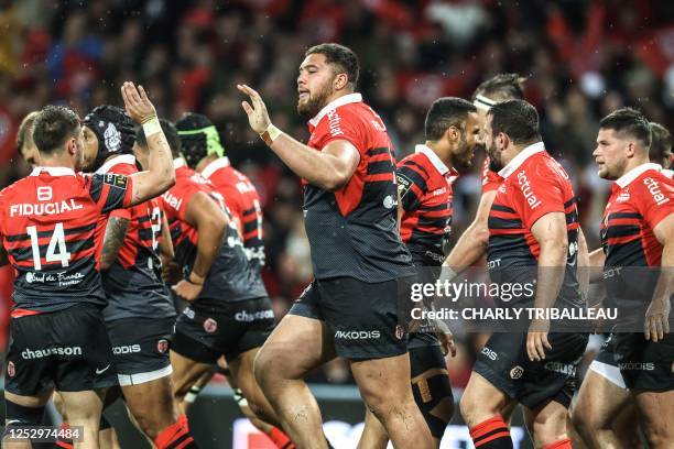 Toulouse's Australian lock Emmanuel Meafou celebrates with teammates after scoring a try during the French Top14 rugby union match between Stade...