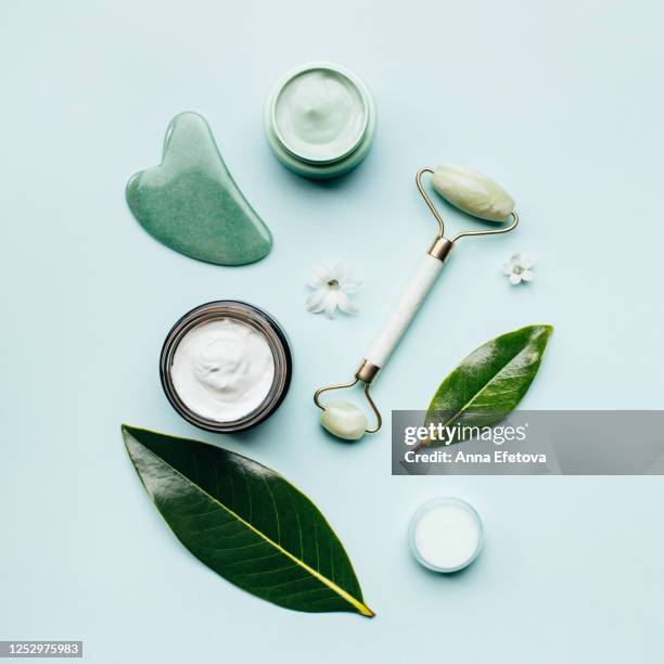 spa supplies near leaves and flowers - verde jade imagens e fotografias de stock