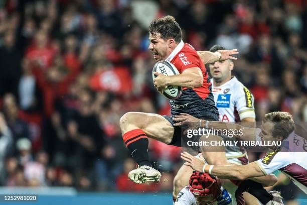 Toulouse's French scrum-half Antoine Dupont runs to score a try during the French Top14 rugby union match between Stade Toulousain Rugby and Bordeaux...