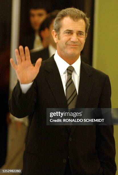 Australian actor Mel Gibson waves to the press at a screening of his movie "Apocalypto" in Mexico City 15 January 2007. AFP PHOTO/Ronaldo SCHEMIDT