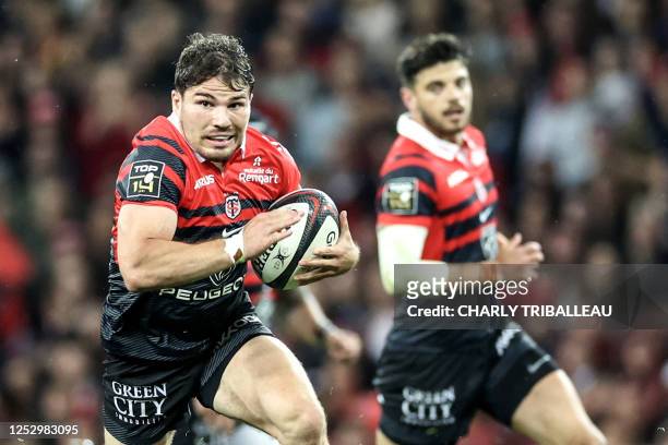 Toulouse's French scrum-half Antoine Dupont runs with the ball during the French Top14 rugby union match between Stade Toulousain Rugby and Bordeaux...