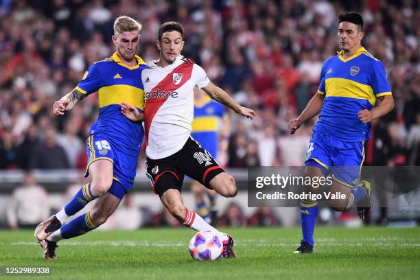 Ignacio Fernandez of River Plate fights for the ball with Nicolas Valentini and Facundo Roncaglia of Boca Juniors during a match between River Plate...