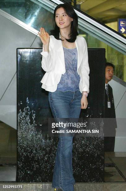 South Korean actree Lee Young-ae waves following her arrival at the Hong Kong International airport, 20 May 2005. Lee's recent TV soap series, Jewel...