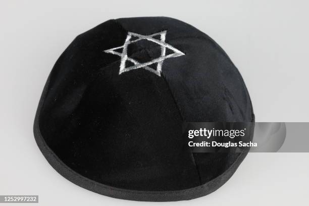 black velvet yarmulke - rabbin photos et images de collection