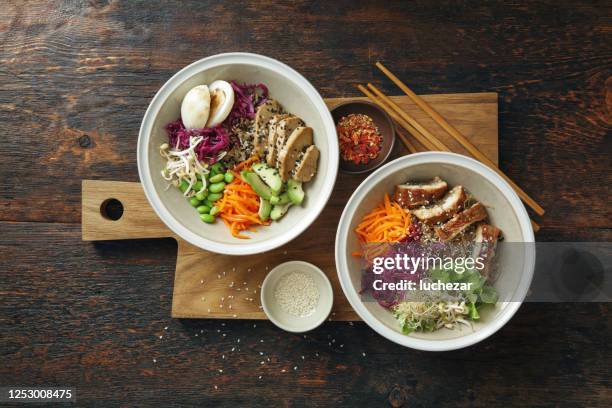 glazen noodle stir-fry met paling en vegan poke bowl - schaal serviesgoed stockfoto's en -beelden