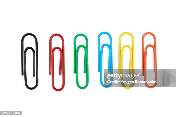 colourful paper clips isolated on white background - paper clip stockfoto's en -beelden