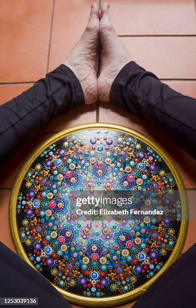 mujer haciendo yoga, posición de la mariposa (baddha konasana), con mandala entre sus piernas, pespective personal - mujer yoga stock pictures, royalty-free photos & images